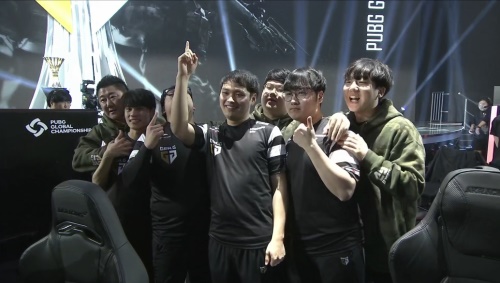 RNG赛后胜者群访：妮蔻是目前很强势的中单，队伍尚未找到解法